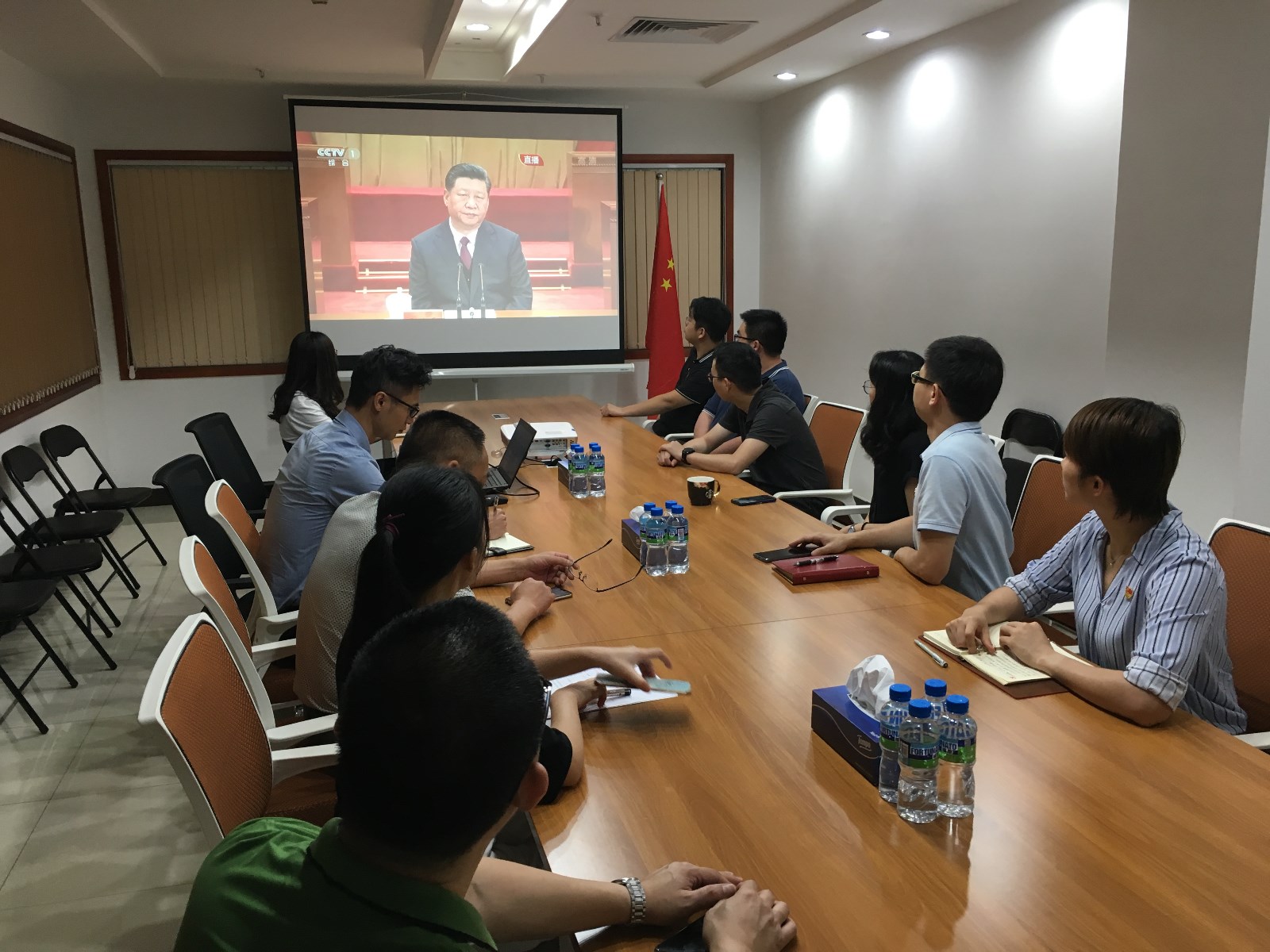 05-眾源環(huán)境公司員工收看紀(jì)念五四運(yùn)動(dòng)100周年大會(huì).jpg 05-眾源環(huán)境公司員工收看紀(jì)念五四運(yùn)動(dòng)100周年大會(huì).jpg