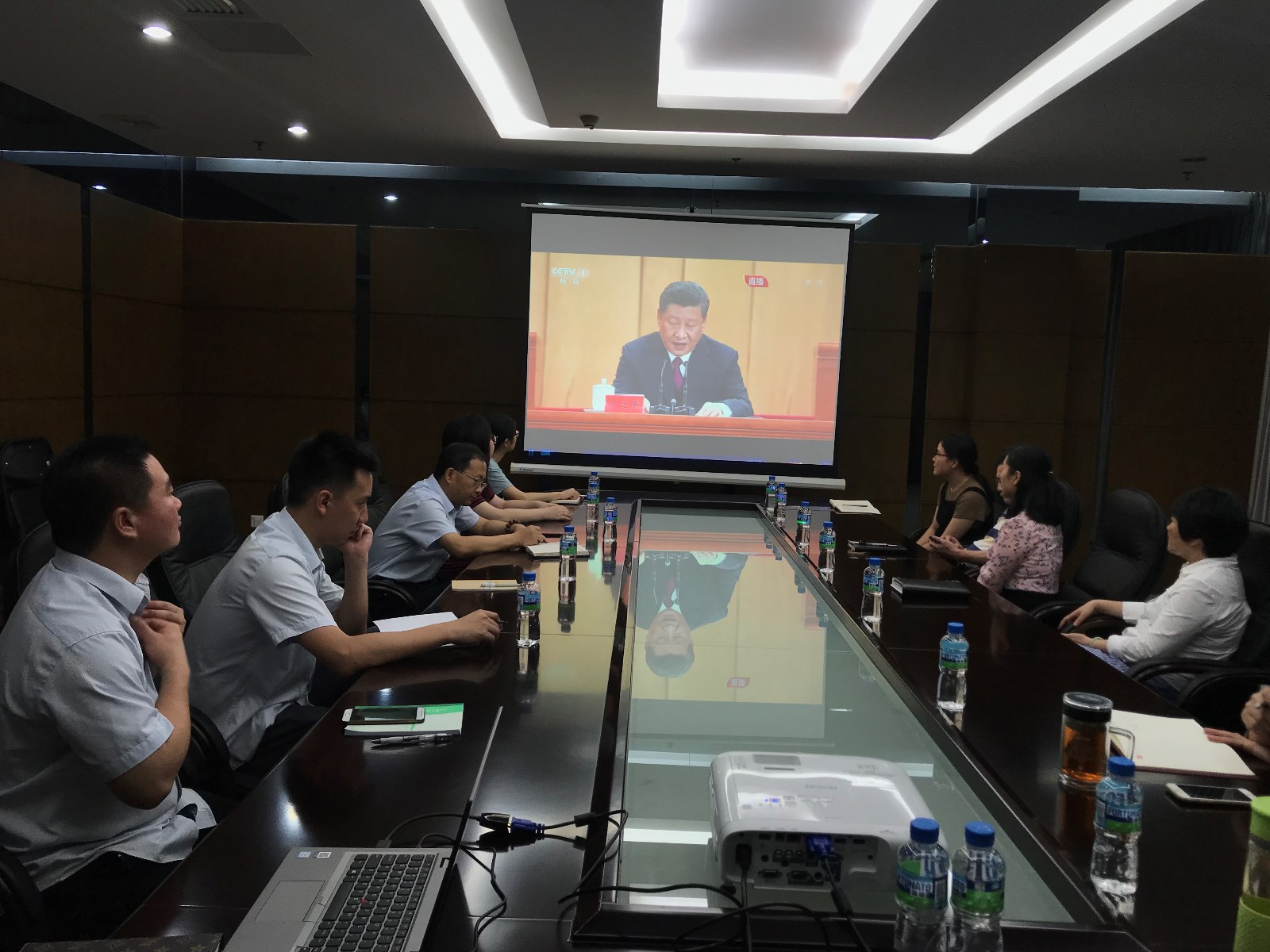 06-水務(wù)工程公司員工收看紀(jì)念五四運(yùn)動(dòng)100周年大會(huì).jpg