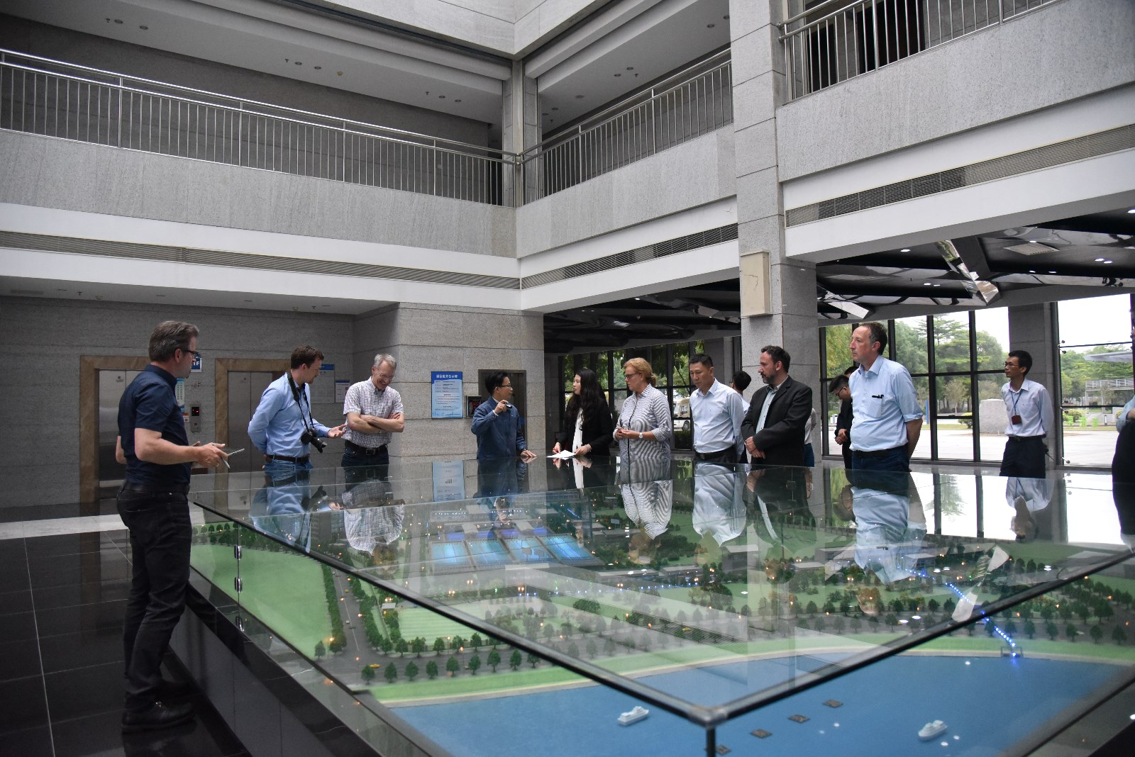 代表團(tuán)一行參觀第六水廠