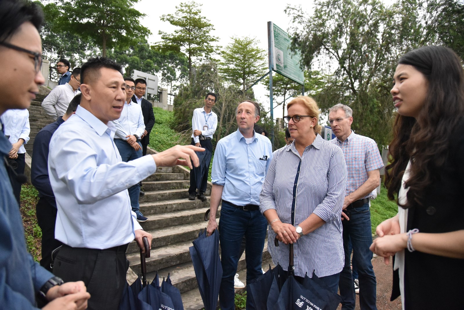 水務(wù)集團(tuán)黨委委員、副總經(jīng)理唐旭現(xiàn)場(chǎng)向代表團(tuán)一行講解、交流