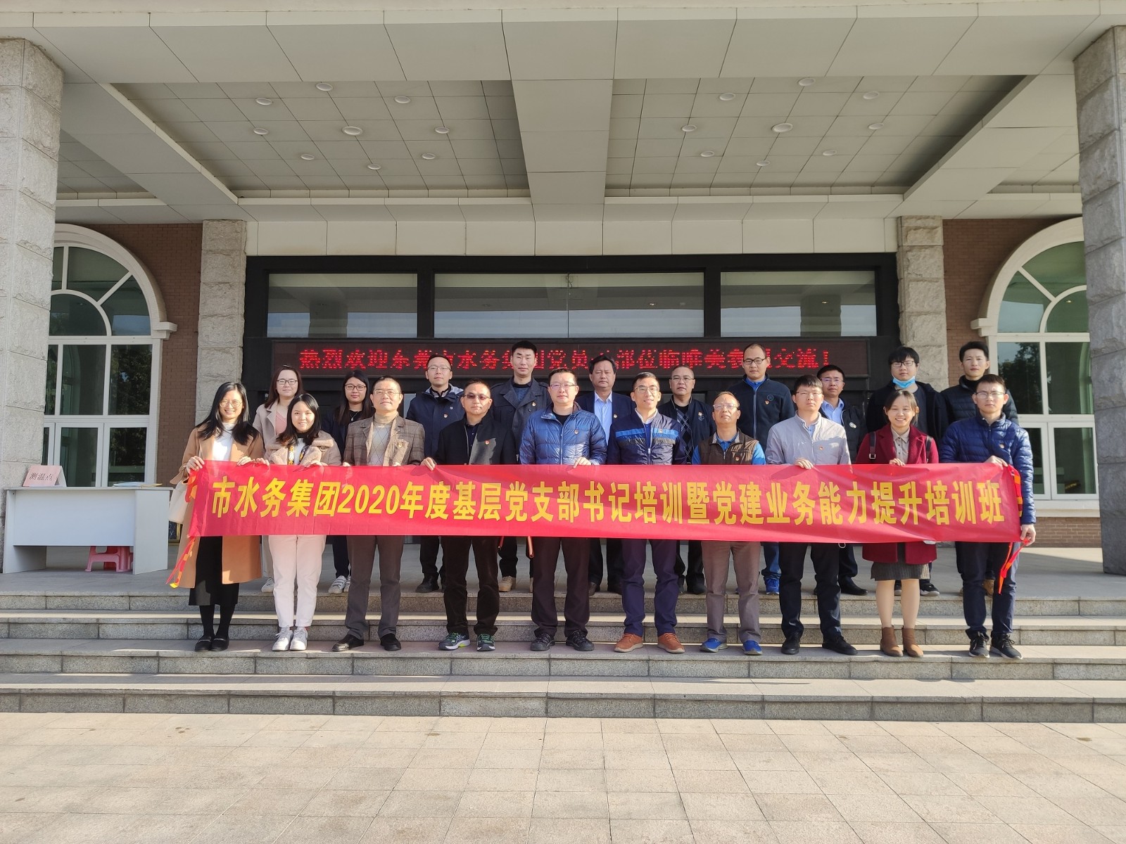 06-圖注:開展唯美陶瓷公司學(xué)習(xí)黨建經(jīng)驗(yàn)現(xiàn)場(chǎng)教學(xué).jpg 06-圖注:開展唯美陶瓷公司學(xué)習(xí)黨建經(jīng)驗(yàn)現(xiàn)場(chǎng)教學(xué).jpg