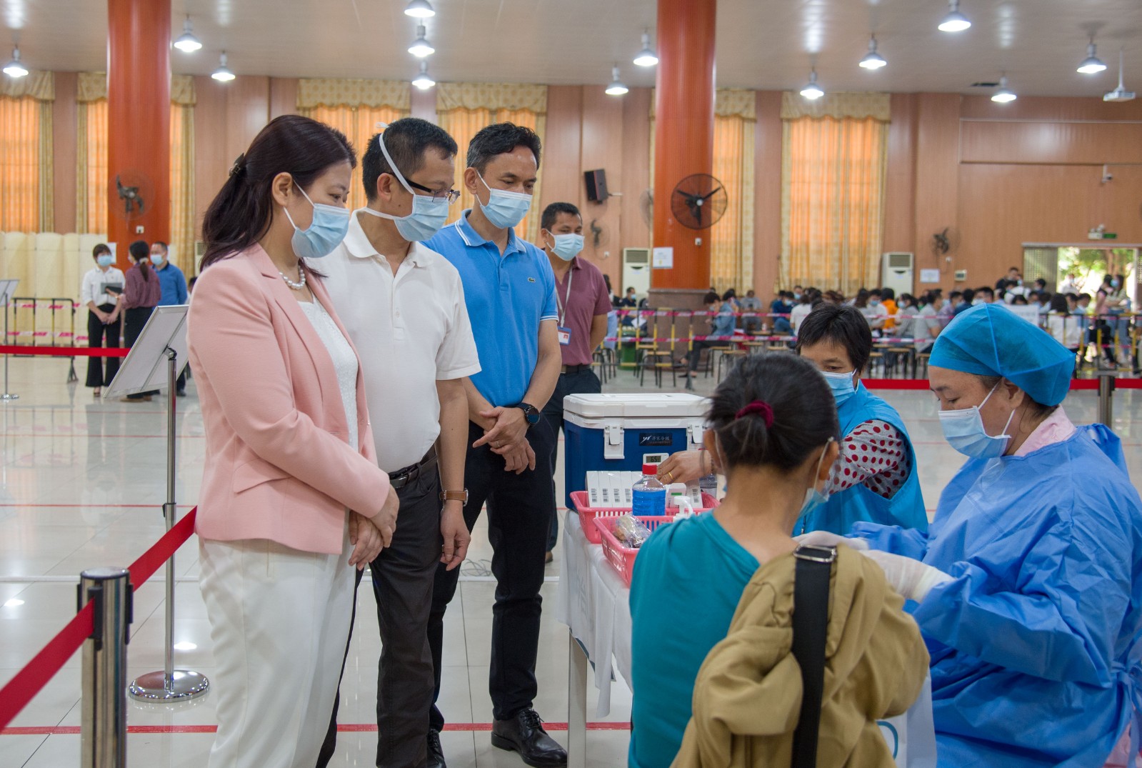 東城街道辦事處副主任余偉紅蒞臨接種現(xiàn)場(chǎng).jpg 東城街道辦事處副主任余偉紅蒞臨接種現(xiàn)場(chǎng).jpg