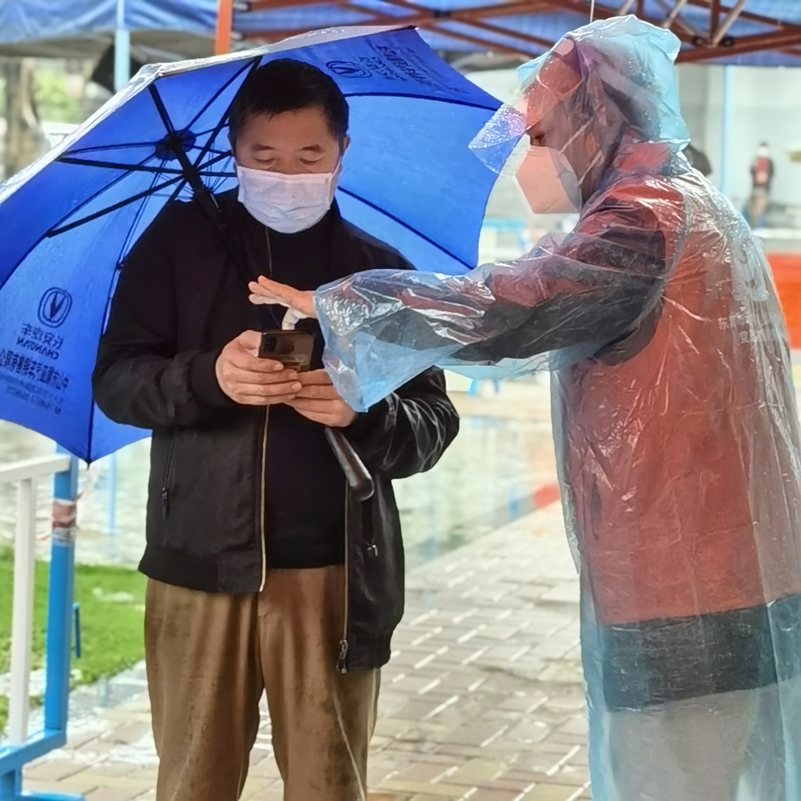 03-黨員協(xié)助社區(qū)群眾出示“三碼”.jpg 03-黨員協(xié)助社區(qū)群眾出示“三碼”.jpg