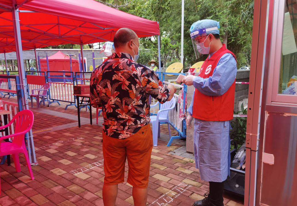 05-黨員幫社區(qū)群眾測(cè)量體溫.jpg 05-黨員幫社區(qū)群眾測(cè)量體溫.jpg