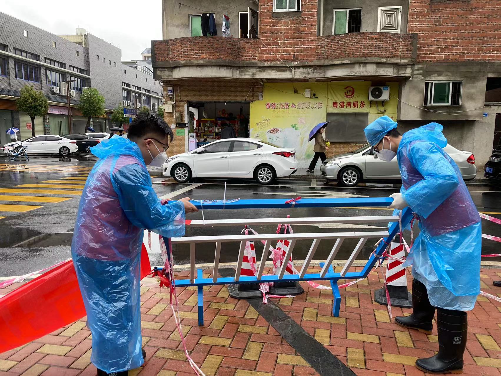 09-黨員幫忙架起管控設(shè)施.jpg 09-黨員幫忙架起管控設(shè)施.jpg