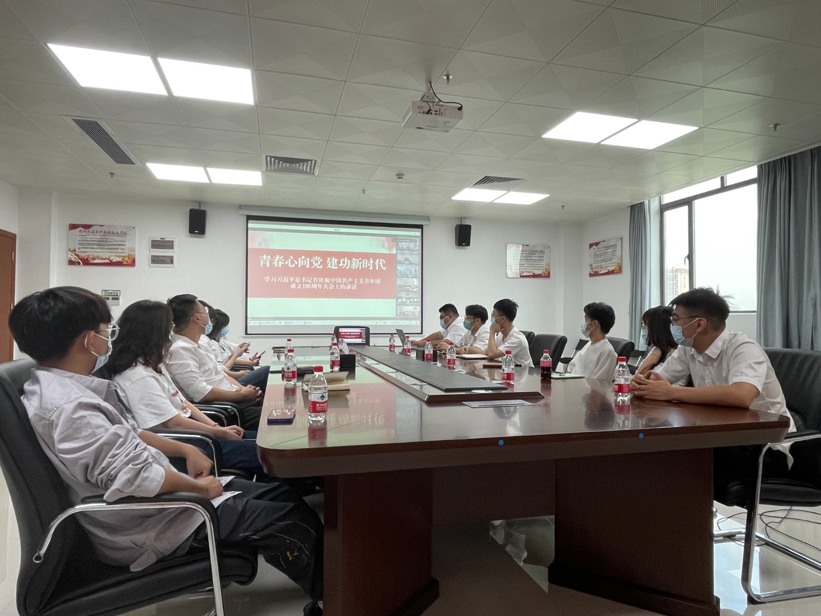 圖注：聆聽(tīng)“青春心向黨，建功新時(shí)代”主題團(tuán)課.jpg