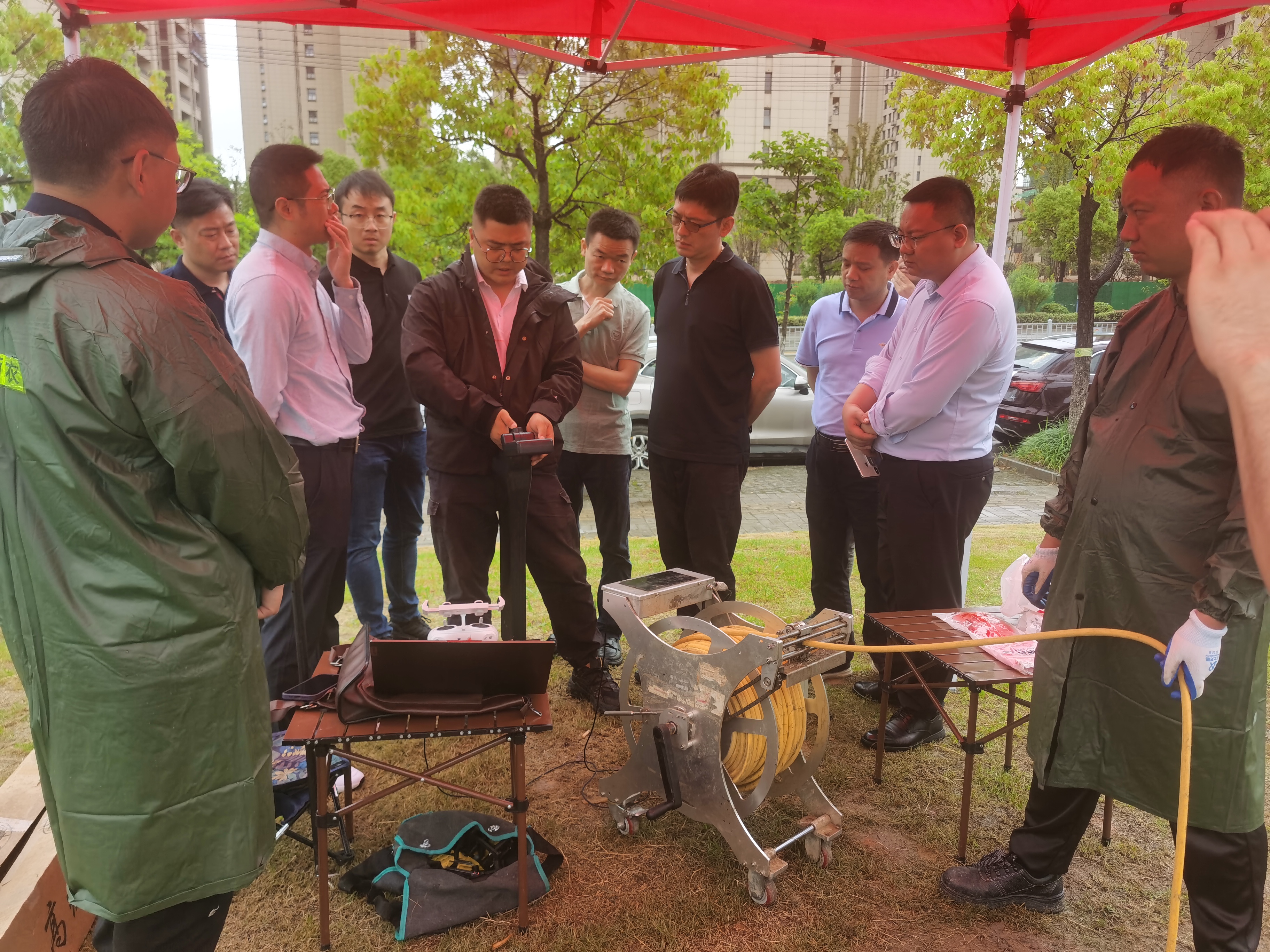 圖3  現(xiàn)場調(diào)研蕪湖市滿水狀態(tài)污水管道檢測作業(yè).jpg