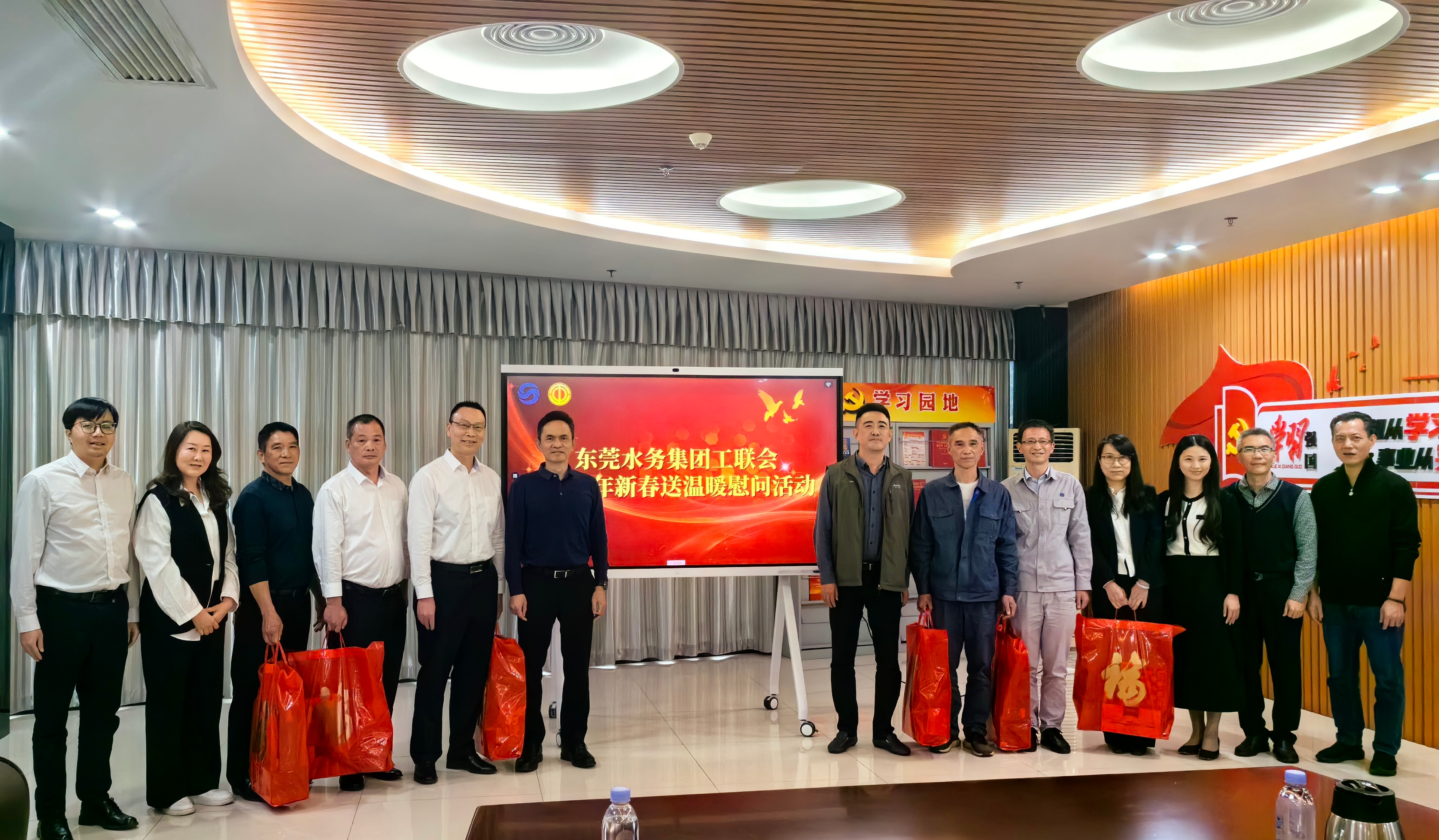 慰問勞動模范1.jpg 慰問勞動模范1.jpg