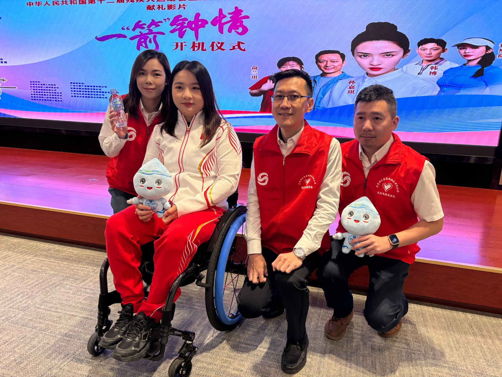 陳敏儀與工作人員合照.jpg 陳敏儀與工作人員合照.jpg