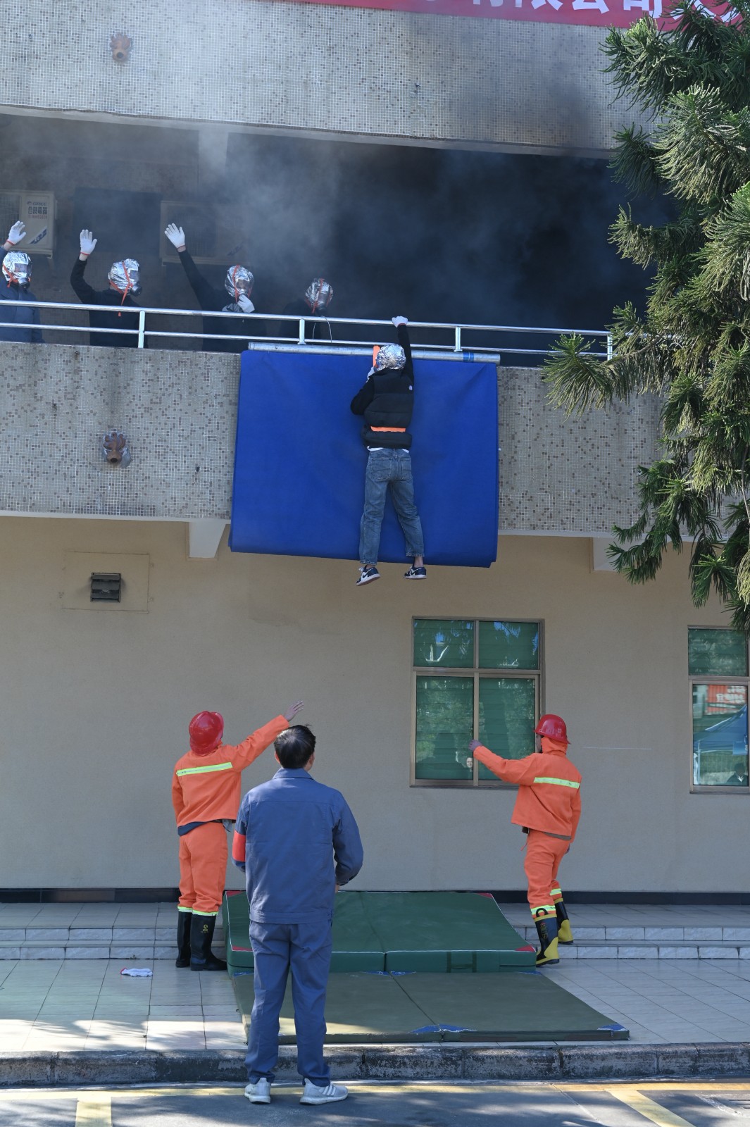 開展消防應(yīng)急演練 (2).JPG