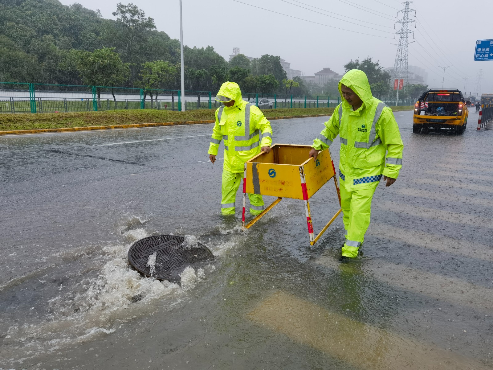 第六分公司運(yùn)營(yíng)工作部運(yùn)維人員在迎賓大道排空道路積水、圍蔽冒溢點(diǎn)1.jpg