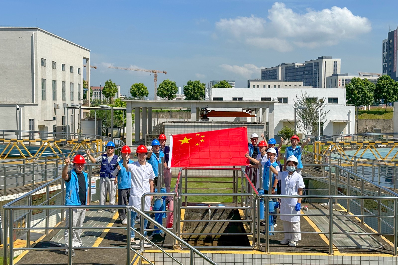 7.我與國(guó)旗合影-謝崗廠職工代表 .jpg