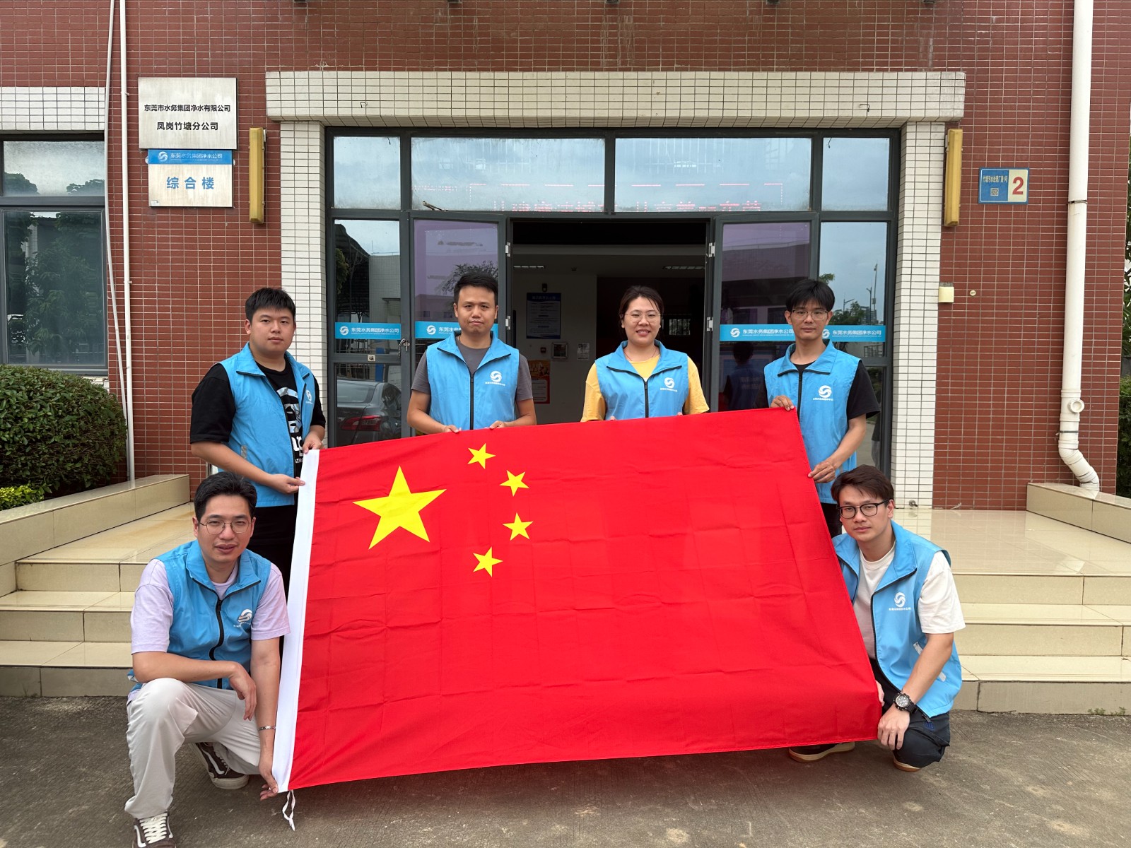 10.我與國(guó)旗合影-竹塘廠職工代表.jpg