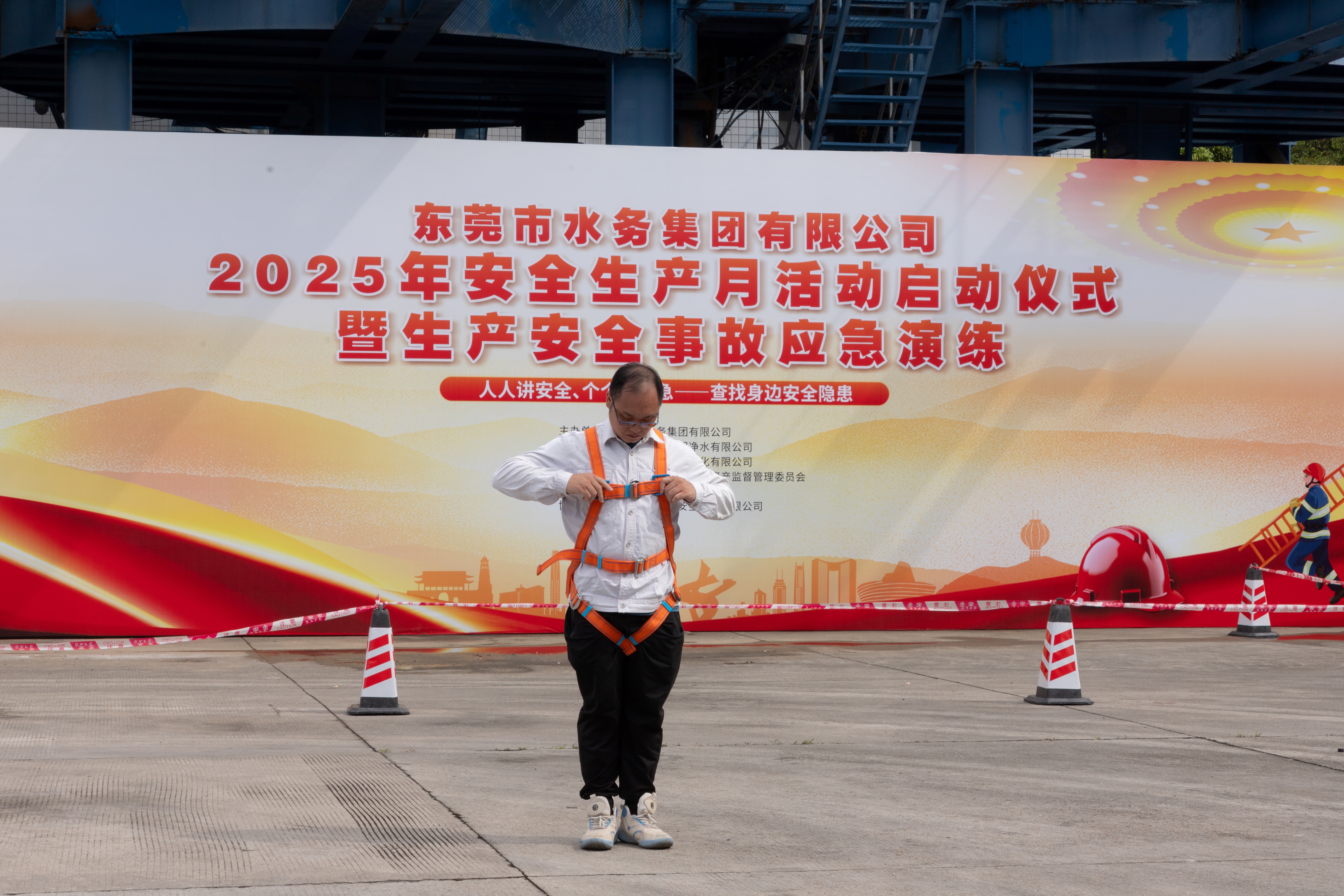 作業(yè)人員進(jìn)行五點(diǎn)式安全帶穿戴演示.jpg