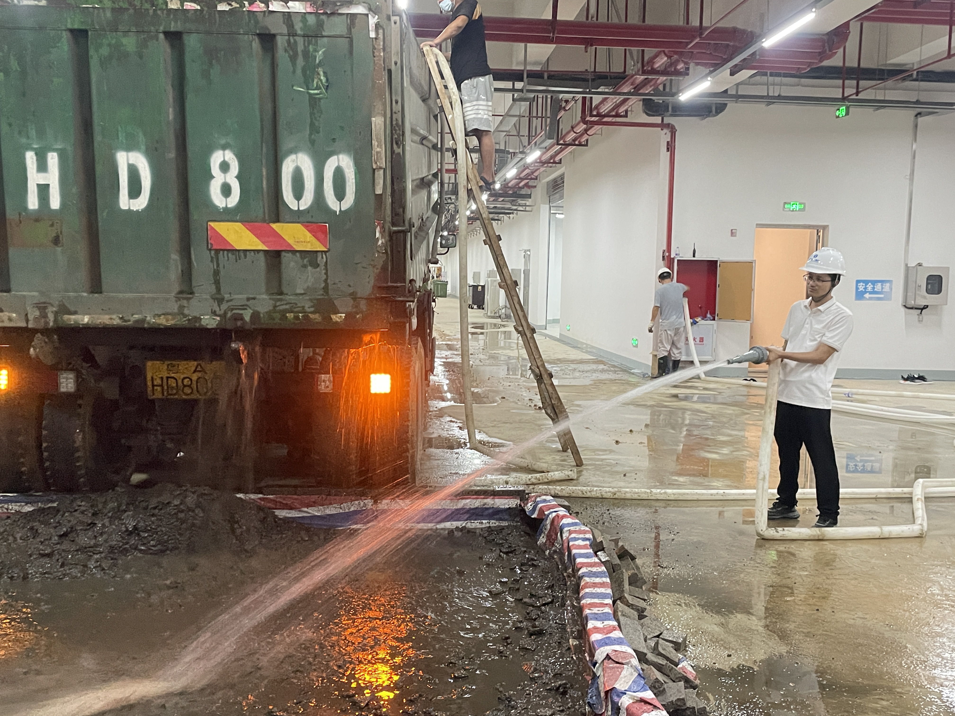 廠區(qū)負(fù)責(zé)人喬文現(xiàn)場稀釋污泥投加至生化系統(tǒng).jpg 廠區(qū)負(fù)責(zé)人喬文現(xiàn)場稀釋污泥投加至生化系統(tǒng).jpg