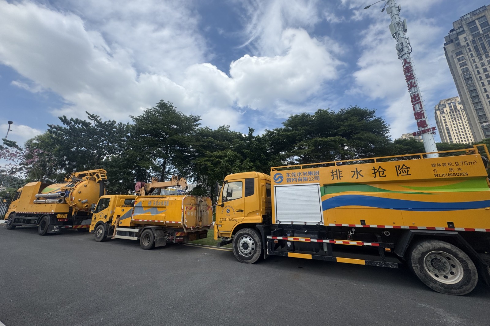 龍吸水等搶險車輛準(zhǔn)備就位.jpg