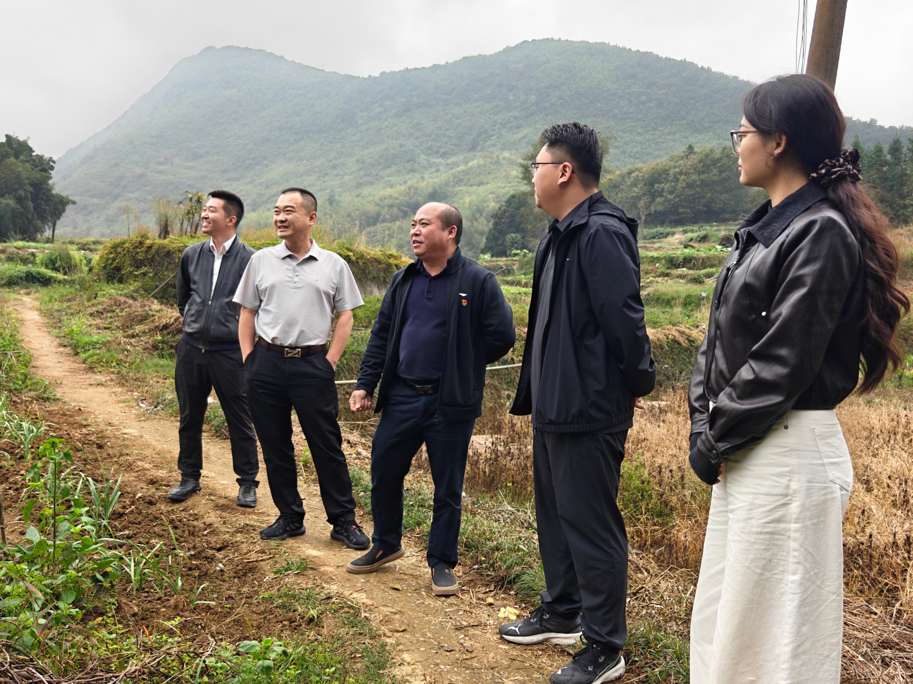 調(diào)研組實(shí)地了解農(nóng)田灌溉水渠建設(shè)等項(xiàng)目2.jpg